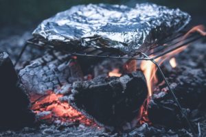 Buiten koken barbecue op houtvuur